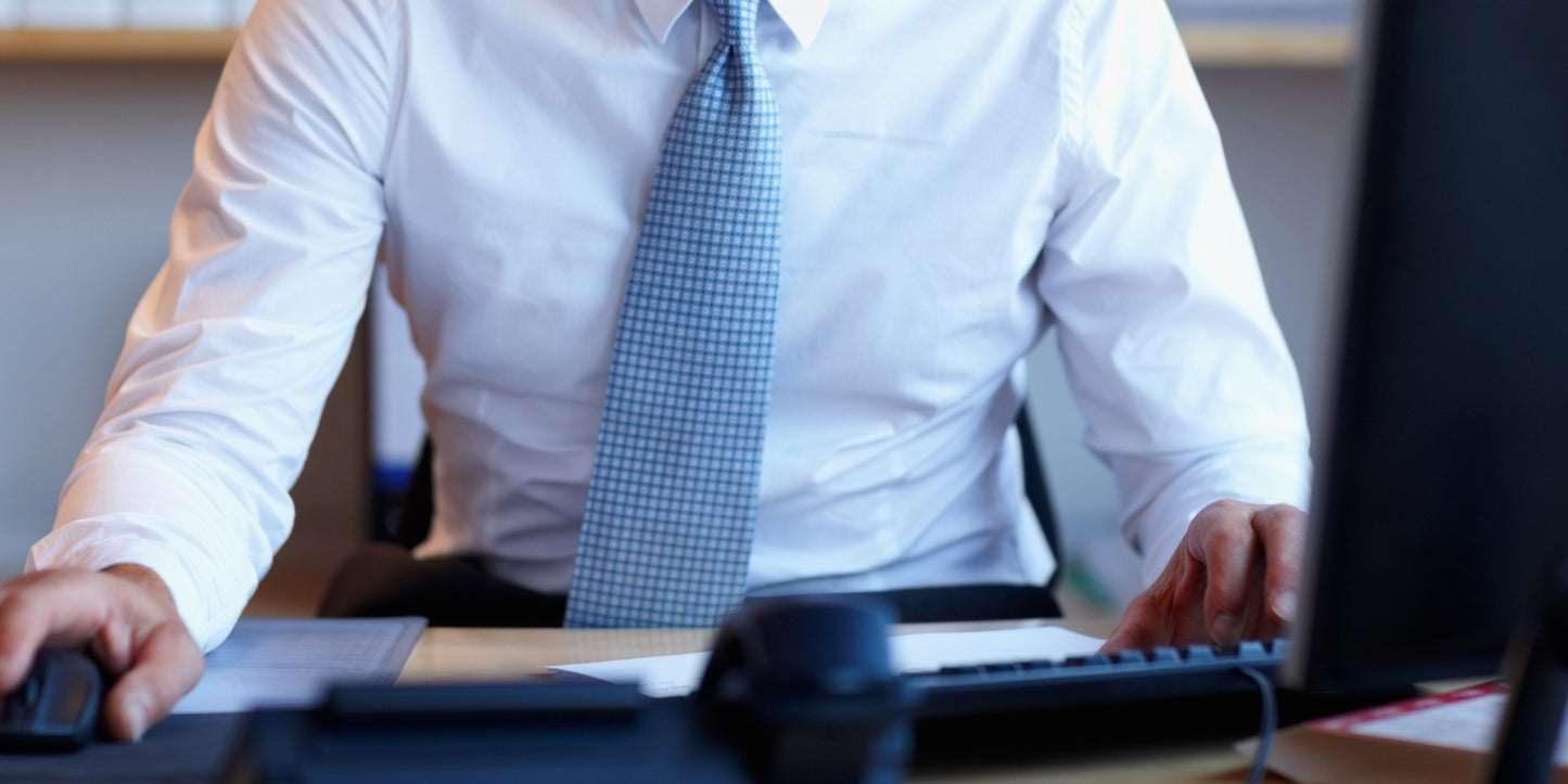 Affärsklädd person vid skrivbord, affärsjurist i Jönköping