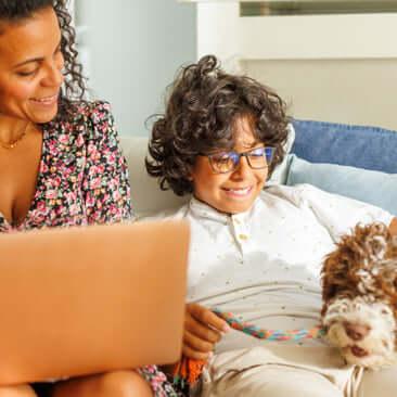 Två personer med laptop, familjejurist