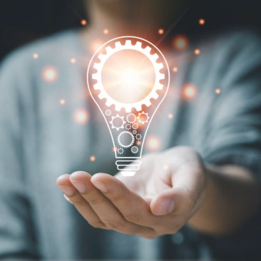 Händer som håller en lysande glödlampa, jurist inom immaterialrätt