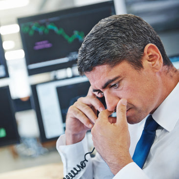 Man i kostym pratar i telefon, jurist inom marknadsrätt